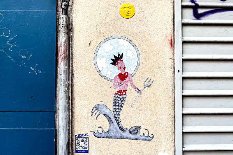 Wassermann mit Herz und Krönchen, denn auch er praktiziert Cantienica, und das sogar im Sommer, wenn man zwischen dem Ausruhen am Wasser auch gleichzeitig die Zeit nutzen möchte, um etwas für seinen Körper zu tun. Dann findet man seinen Körper noch schöner und sexier und zeigt ihn gerade am Strand im Bikini oder Badehose. Denn das Training der Tiefenmuskulatur sorgt für mehr Tonizität im gesamten Körper, zeichnet die Körperformen schlank und fest, hilft gegen Zellulitis und Krampfadern, denn regelmäßiges Training mobilisiert nicht nur die Faszien , sonder stärkt das Bindegewebe. Man fühlt sich einfach wohler im Körper.